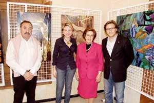 juana-molina-con-eloisa-cabrera-luis-miguel-carmona-y-juan-ibanez.-con-su-obra-de-fondo.jpg