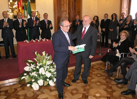 El rector de la UAL le ha entregado la bandera al director del IES Almeraya.