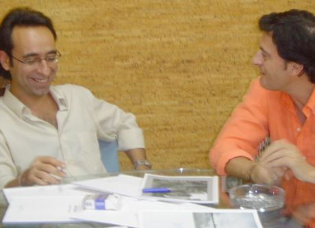 José Andújar (de naranja) junto al también poeta José Luis Bretones.