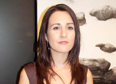 La directora de la galería de Roquetas en una exposición.