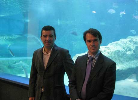 Enrique Fernández, director del Aquarium de Roquetas y Andrés Podadera, director regional de Yelmo Cines