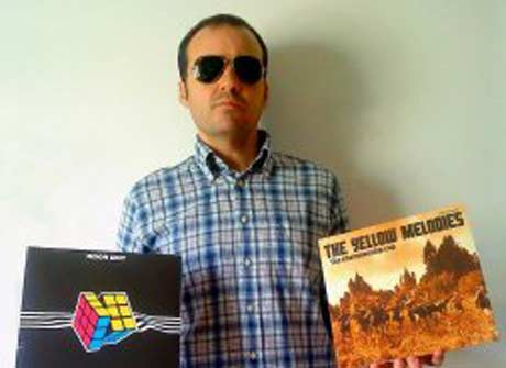 Laureano Navarra con los dos discos de lanzamiento de Clifford Records