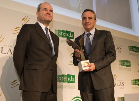 Francisco Martínez-Cosentino recogió de manos del ex presidente Chaves un premio a la internacionalización.