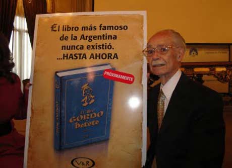 Manuel García Ferré anunciando la edición del libro en Argentina.