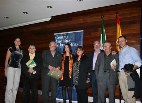 La delegada provincial de la Consejería de Cultura con compañeros del CAL en Almería.