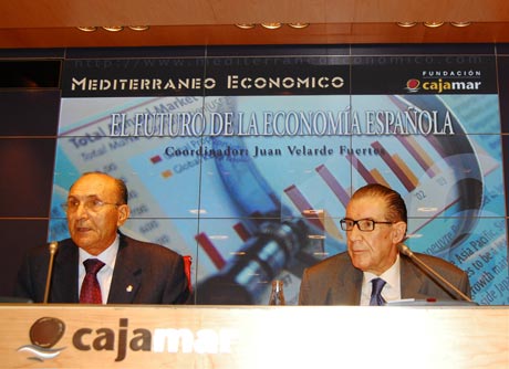 Juan Velarde (dcha.) y Juan del Águila durante la presentación del estudio.