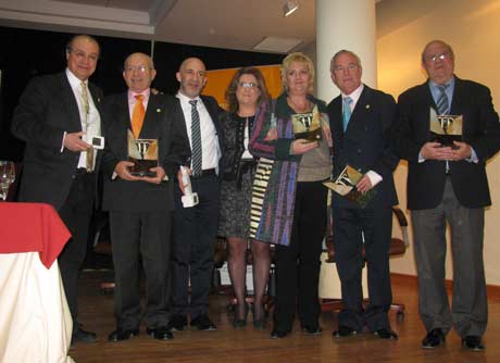 Los premiados recibieron una estatuilla de la Asociación de Periodistas.