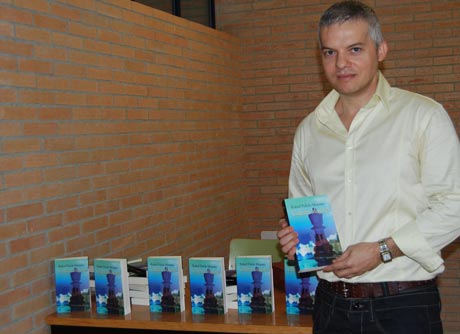 Rafael Pulido muestra su primera novela.