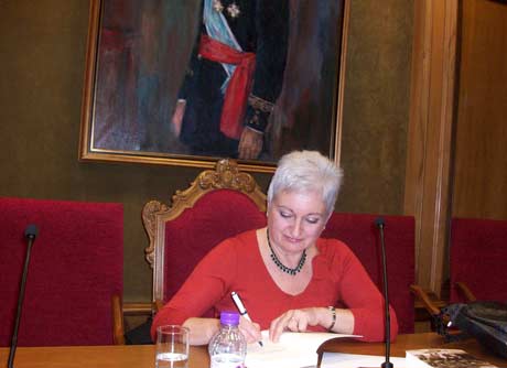 La autora, Remedios Martínez, firmando ejemplares de su novela.