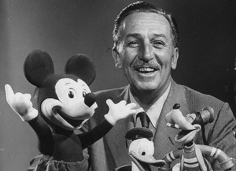 Walt Disney con sus personajes más famosos.