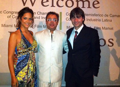 El productor Marcos Campos, el productor indio Prashant Shah y la actriz mexicana Ana Lorena Sánchez.