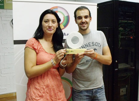 La directora del IAJ en Almería, Anabel Mateos, le entrega el galardón a Juan Quevedo.