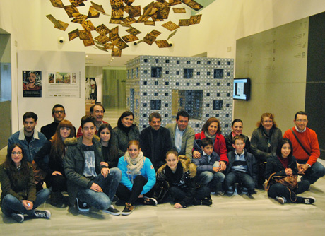 Rodríguez Blancas junto a sus alumnos en el Museo de Almería.