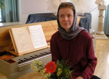 Anne MacElwain es la encargada de inaugurar los conciertos en Mojácar.
