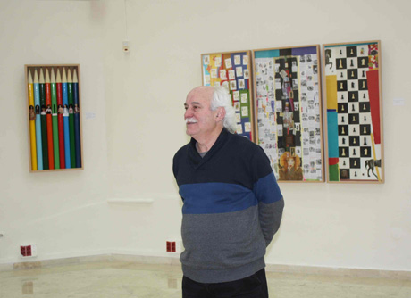 Antono Egea junto a las obras expuestas en la Villaespesa.