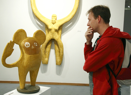 Un visitante disfruta de una escultura de 'Espacios activados'.