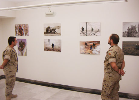 Dos legionarios observan las fotografías de la muestra.