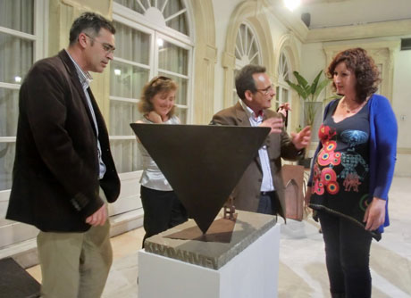 Indalecio Pérez Entrena explica el contenido de la muestra a María Vázquez.