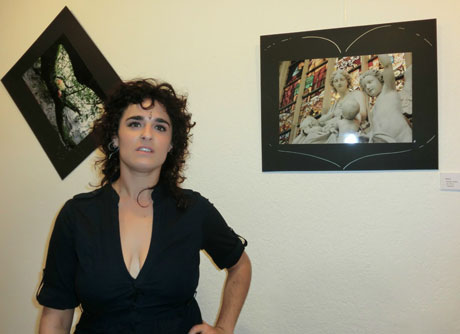 Virginia Fernández Quintanilla junto a dos de sus fotos.