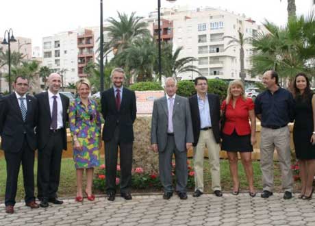 Gabriel Amat junto a miembros de su equipo de gobierno durante la inauguración