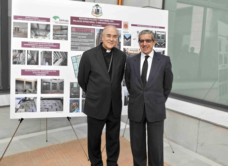 El obispo de Almeria y el presidente de Unicaja han inaugurado el renovado archivo.