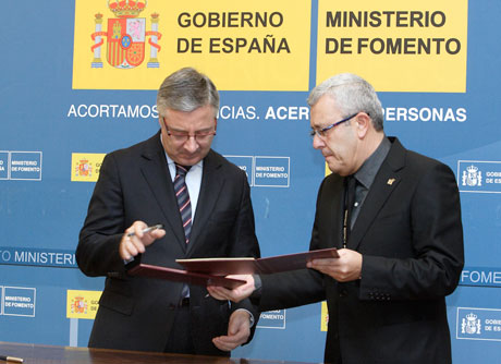 El ministro Blanco y el alcalde de Carboneras, Cristóbal Fernández, han firmado el convenio.