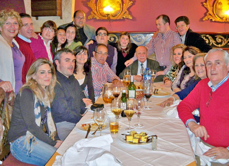 Varios integrantes de la ONG celebraron el 7º aniversario con una cena.