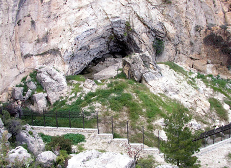 Entrada  a la Cueva de Ambrosio.