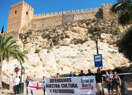 Acción por Almería se concentró a las puertas dle monumento.