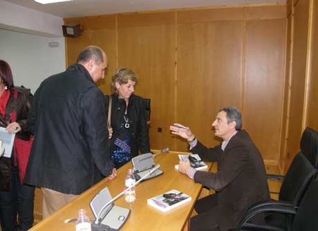 Carmelo Martínez, autor de la novela, firmando ejemplares de la misma.