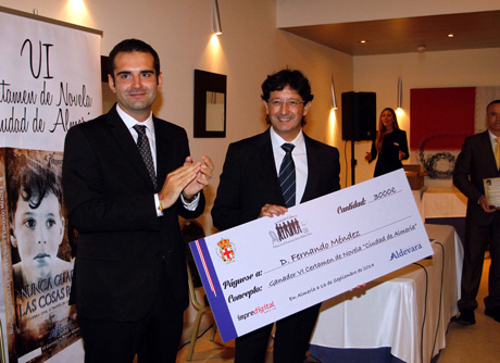 Fernando Méndez recoge el premio de manos del concejal de Cultura.