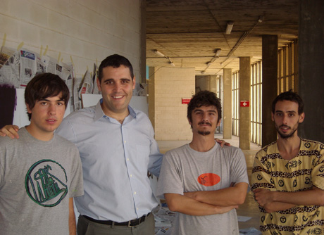 El concejal de Juventud, Juan José Alonso, junta tres de los finalistas.