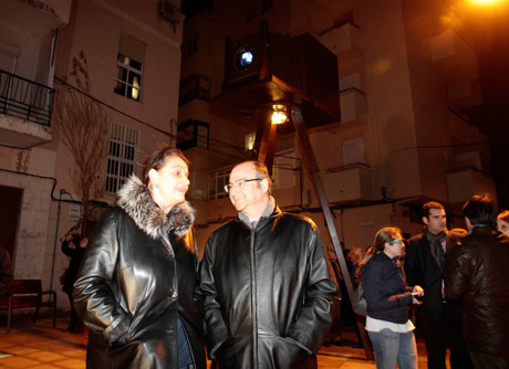 La viudad de Manuel Falces y el alcalde de Almería inauguraron el proyector.