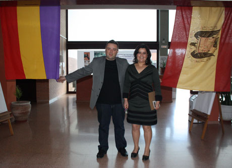 Francisco Martín Milán y Mª Isbel Fernández junto a las bandernas republicana y nacional.