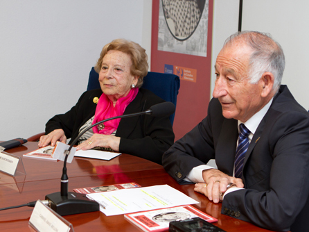 Maruja Lago con el presidente de la Diputación, Gabriel Amat, en la presentación del libro. 