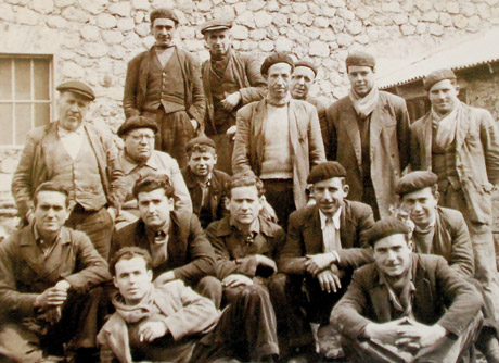 Un grupo de mineros de Serón. Imagen: Arráez Editores.