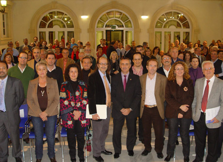 Muchos de los miembros del IEA llenaron el Patio de Luces de la Diputación.