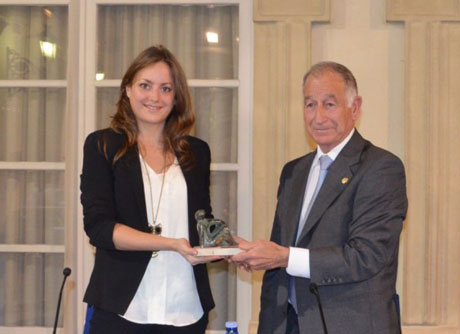 Sara Mª Mateos recogió el premio de manos del presidente de Diputación.