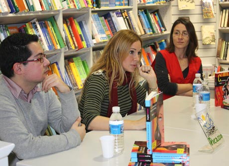 Regina Román reunió a un buen grupo de lectores en la Librería Picasso de Almería.