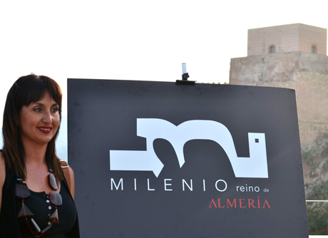 Maria del Carmen Vizcaíno junto al logo que ha diseñado.