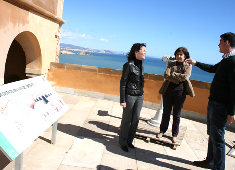 La delegada de Cultura, Yolanda Callejón, ha visitado el castillo tras su rehabilitación.
