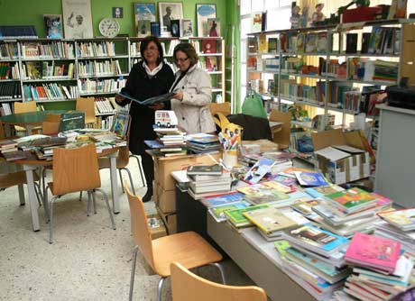 La concejala de Cultura y la directora de la biblioteca junto al lote de libros recibido.
