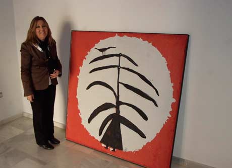 La pintora y restauradora Rosa Rubio junto a uno de sus cuadros.