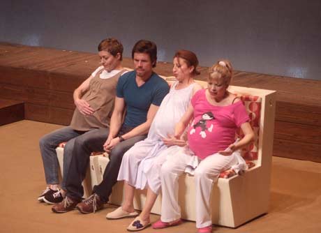Escena de la comedia 'Tres', representada el pasado sábado en Roquetas.