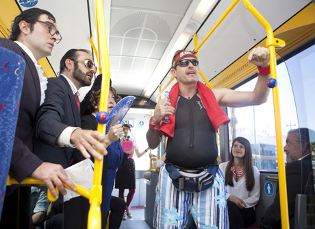 Los actores han tomado el autobús urbano de Almería.