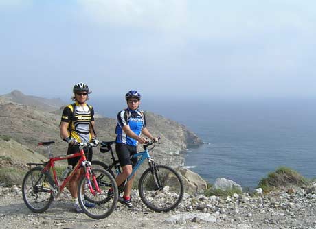 Ciclistas en el Parque Natural Cabo de Gata-Níjar