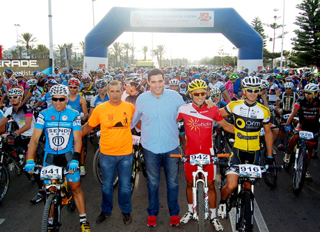 Paco Cabello, ex-profesional; y los ciclistas en activo Luis Ángel Maté y Jesús Rosendo.