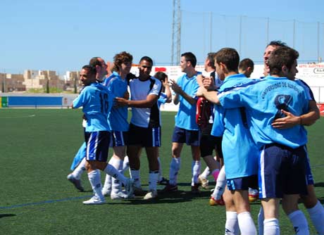 Jugadores de fútbol de la UAL celebrando un gol.