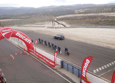El equipo Movistar entrenando 'cronos' en el Circuito de Tabernas.