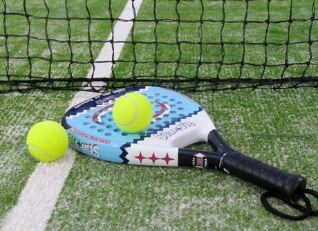Las raquetas y pelotas de pádel serán indispensables en el torneo.